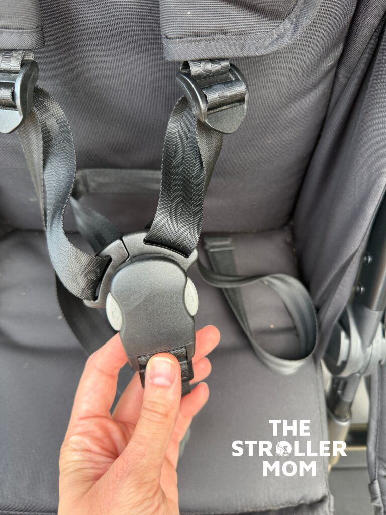 magnetic buckle on the Bombi