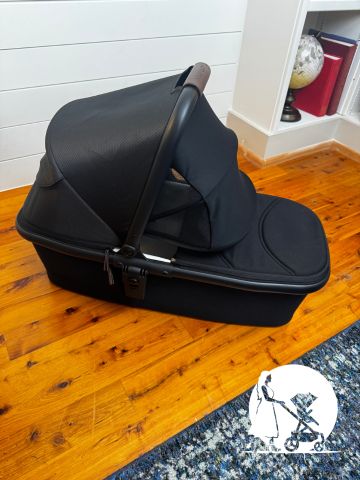 momcozy changego bassinet on floor