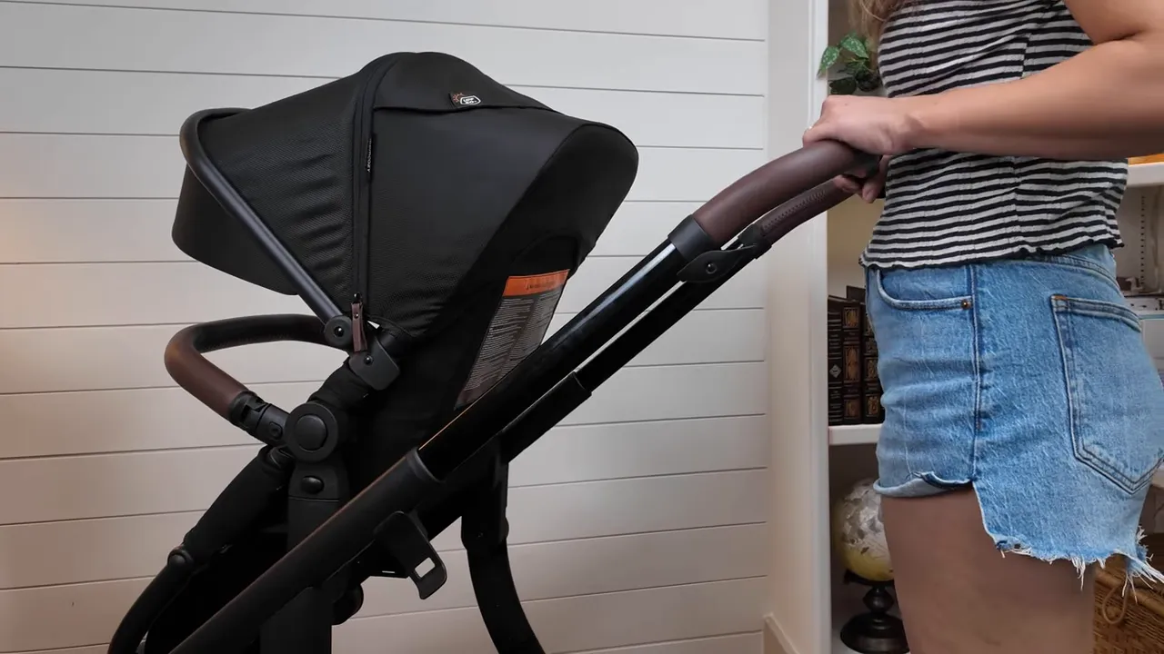 Leatherette handlebar and safety wrist strap on the Momcozy ChangeGo